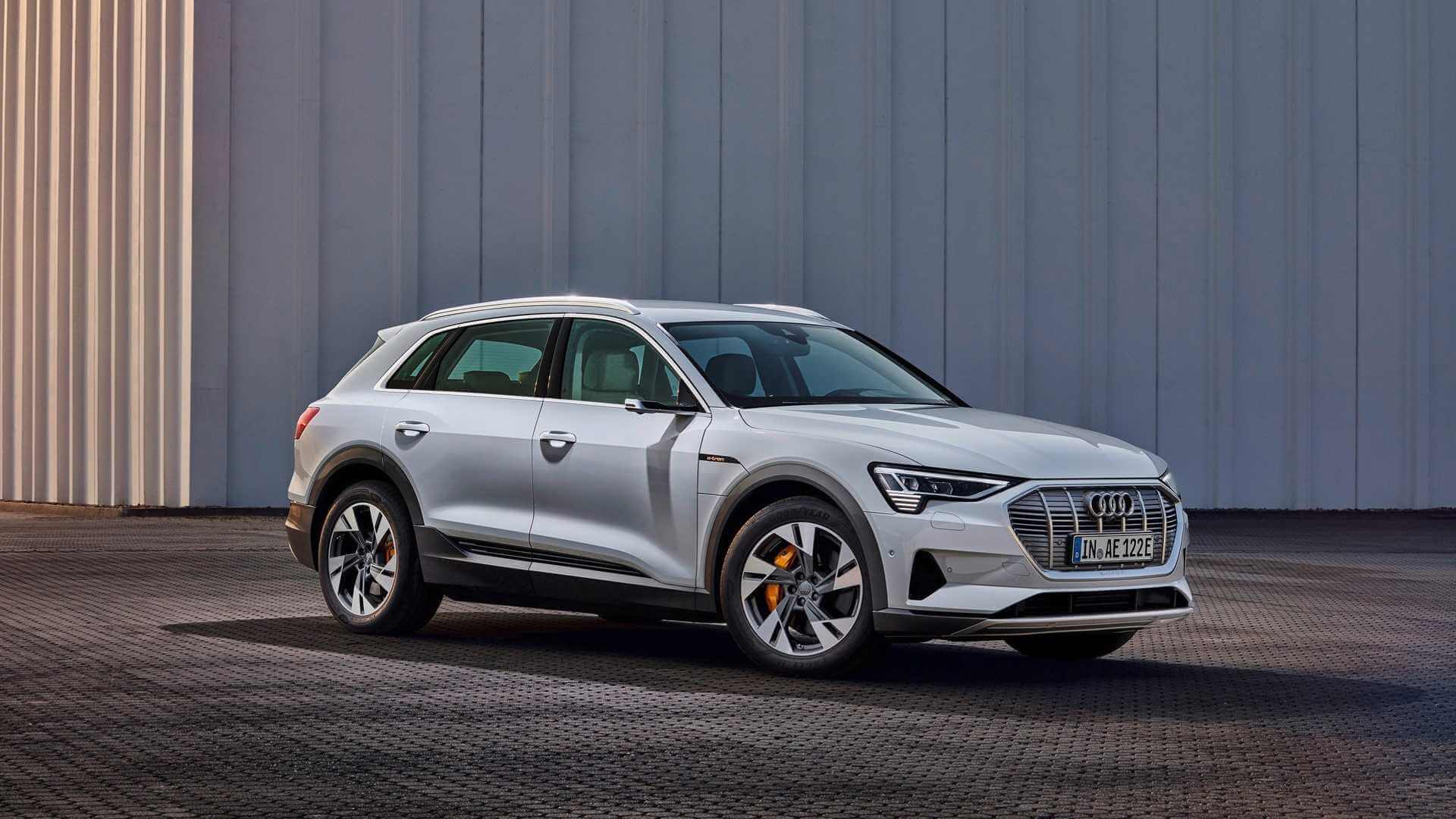 Audi представила более «дешевый» электрический кроссовер e-tron 50 quattro с меньшим аккумулятором Audi представила более «дешевый» электрический кроссовер e-tron 50 quattro с меньшим аккумулятором