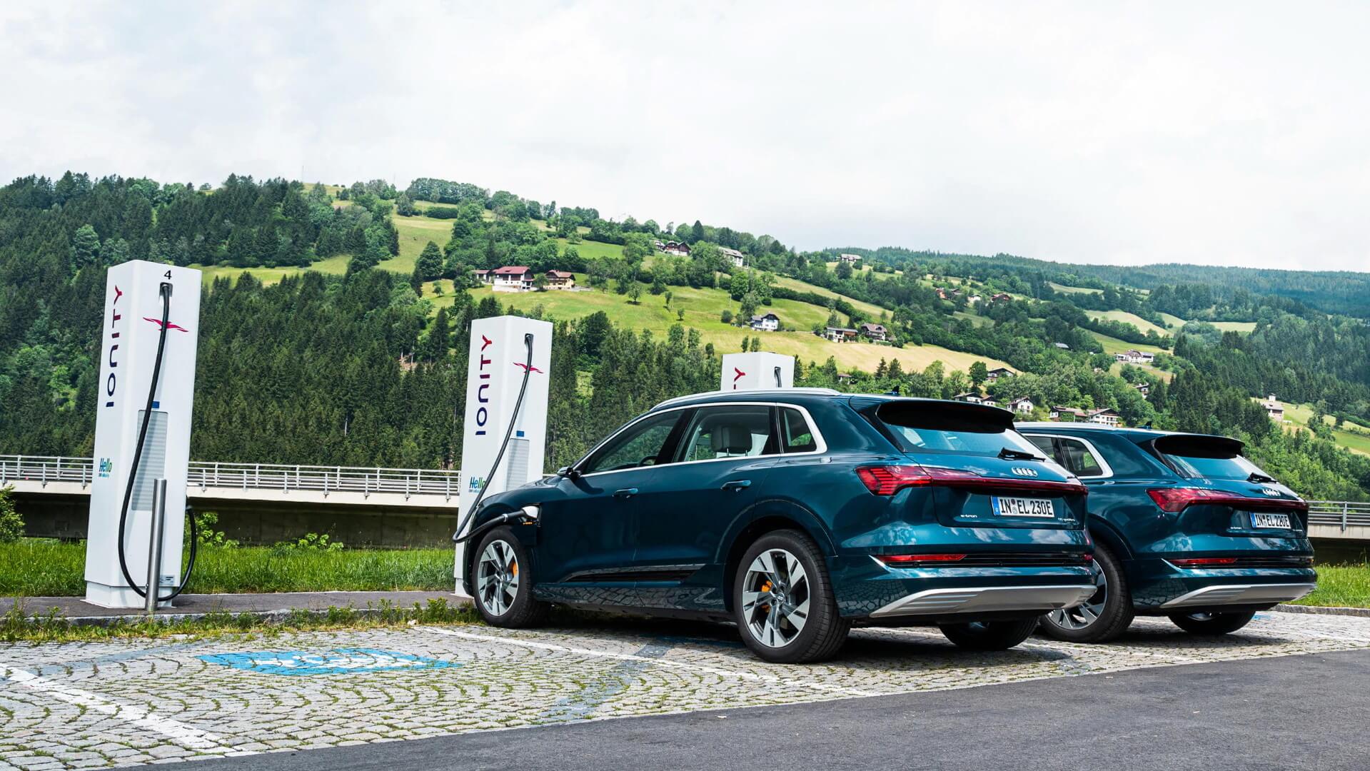 Электрокроссоверы Audi e-tron quattro на зарядке в сети IONITY Электрокроссоверы Audi e-tron quattro на зарядке в сети IONITY