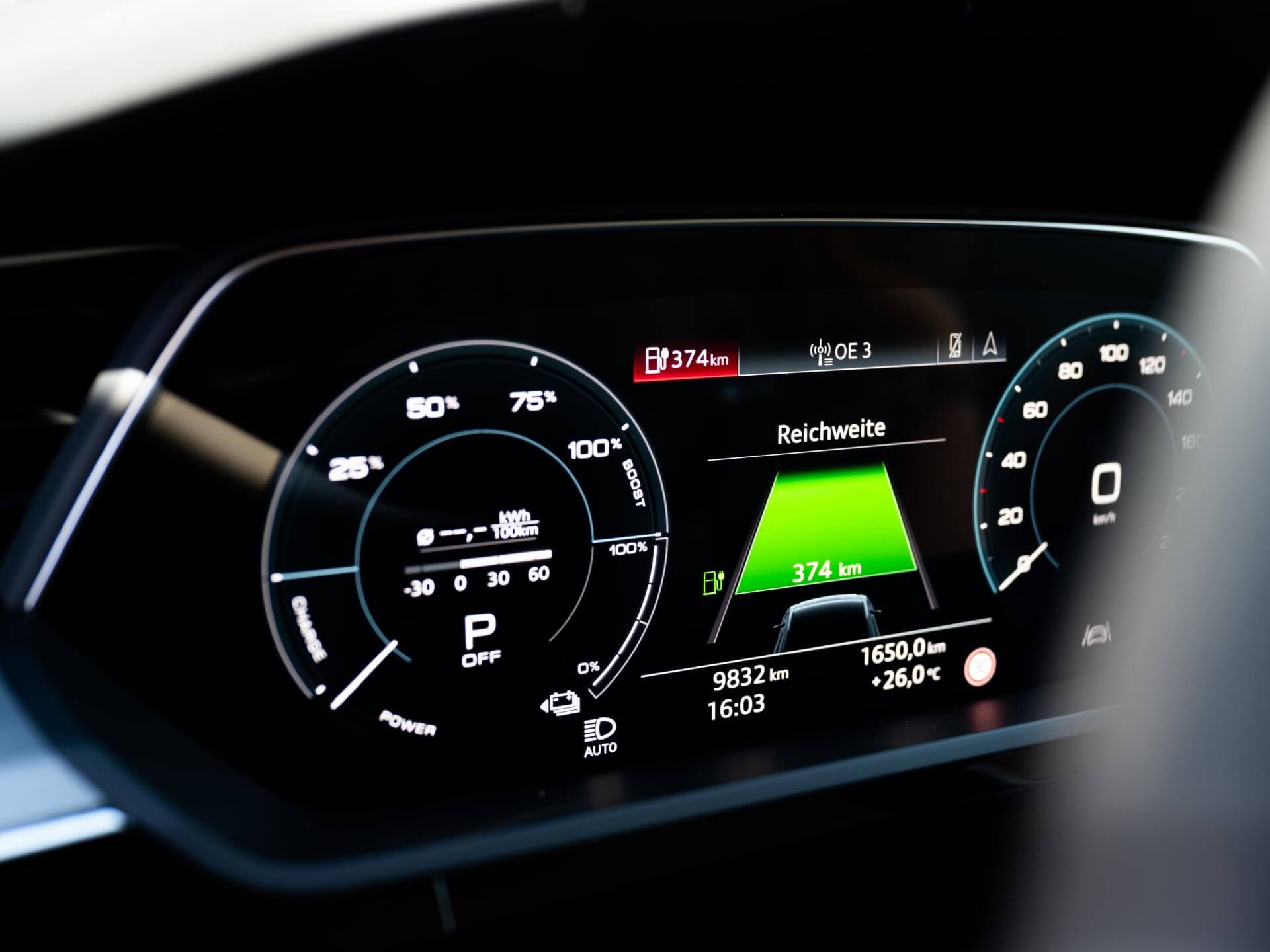 Запас хода на приборной панели Audi e-tron quattro Запас хода на приборной панели Audi e-tron quattro