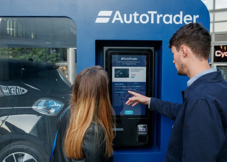 AutoTrader тестирует автомобильный торговый автомат в Великобритании, который продает электромобиль Renault Zoe AutoTrader тестирует автомобильный торговый автомат в Великобритании, который продает электромобиль Renault Zoe