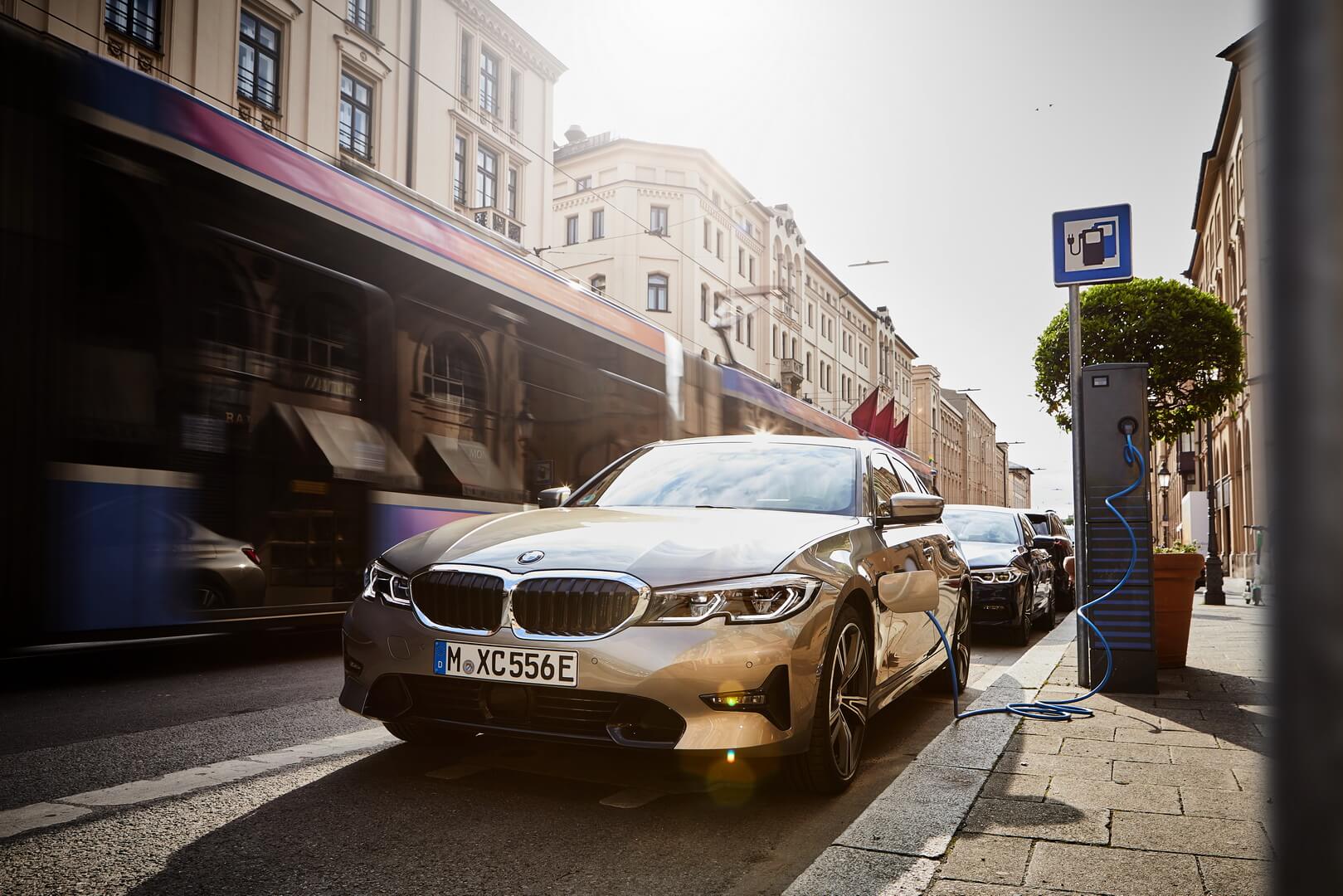 Плагин-гибридный спортивный седан BMW 3 серии Плагин-гибридный спортивный седан BMW 3 серии