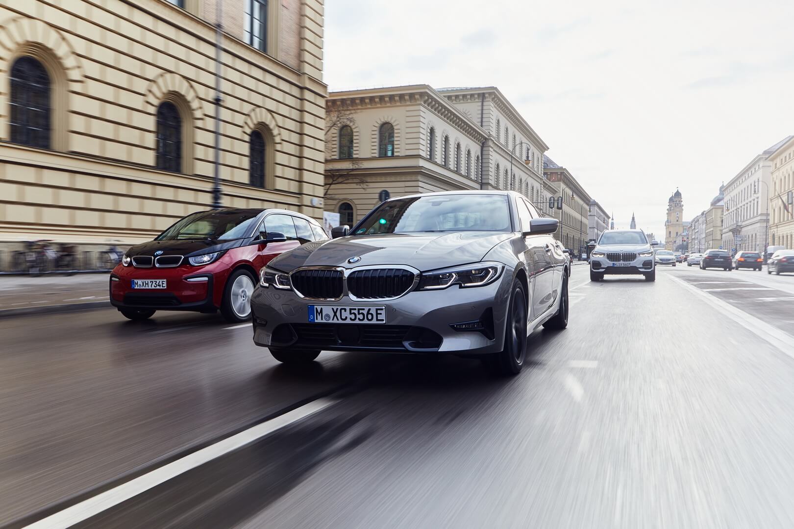 Электромобиль BMW i3 и плагин-гибрид BMW 330e Электромобиль BMW i3 и плагин-гибрид BMW 330e