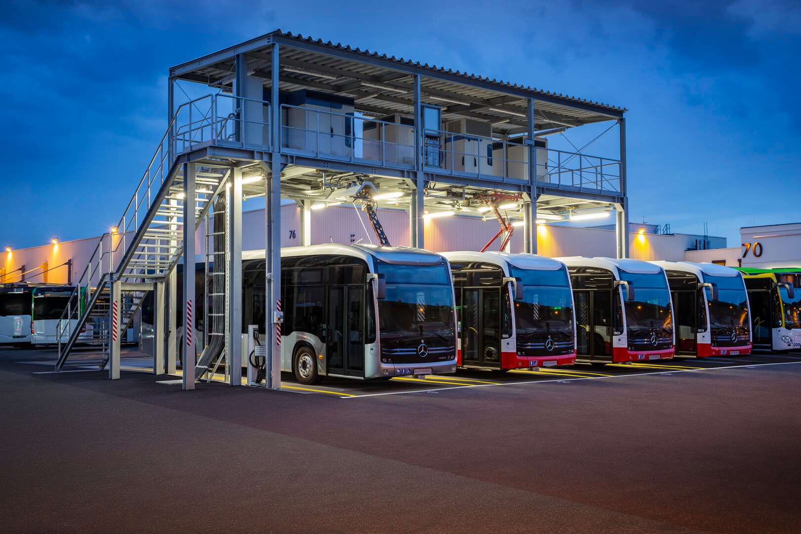 Daimler установил зарядную станцию для Mercedes-Benz eCitaro на автобусном заводе в Мангейме Daimler установил зарядную станцию для Mercedes-Benz eCitaro на автобусном заводе в Мангейме