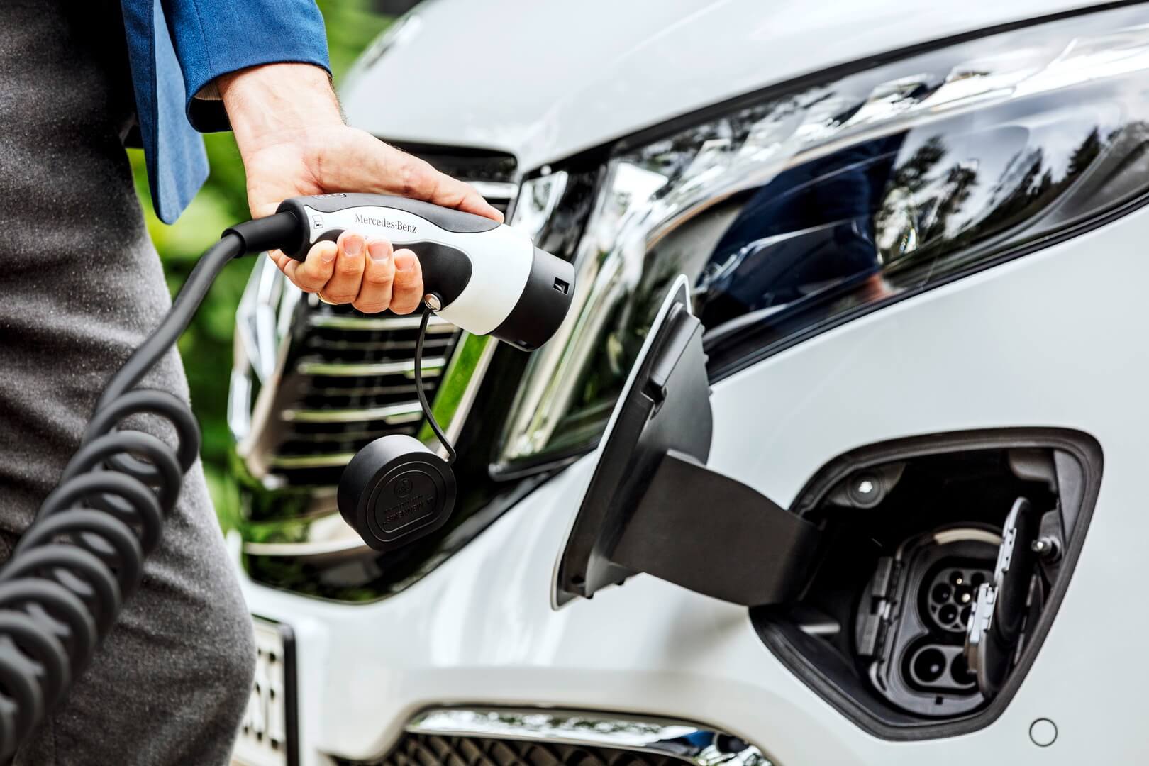 Порт для зарядки CCS Combo 2 в электрофургоне Mercedes-Benz EQV Порт для зарядки CCS Combo 2 в электрофургоне Mercedes-Benz EQV