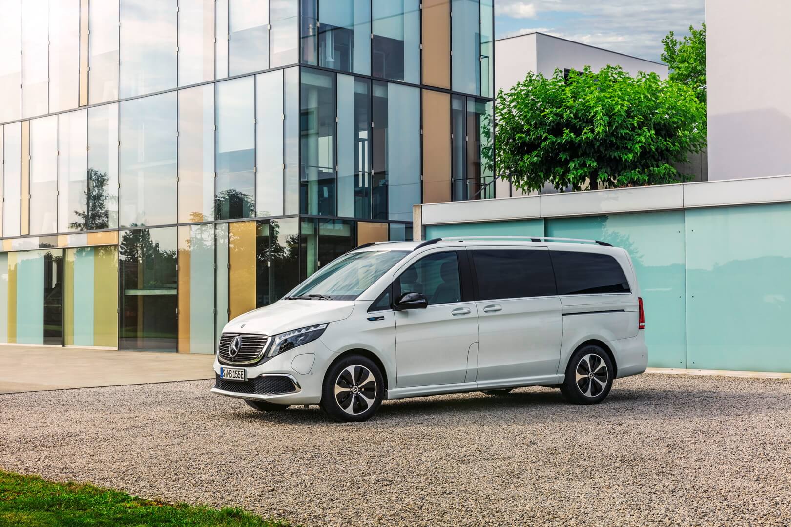 Mercedes-Benz презентовал премиальный электрофургон EQV с батареей на 100 кВт⋅ч и запасом хода 405 км Mercedes-Benz презентовал премиальный электрофургон EQV с батареей на 100 кВт⋅ч и запасом хода 405 км