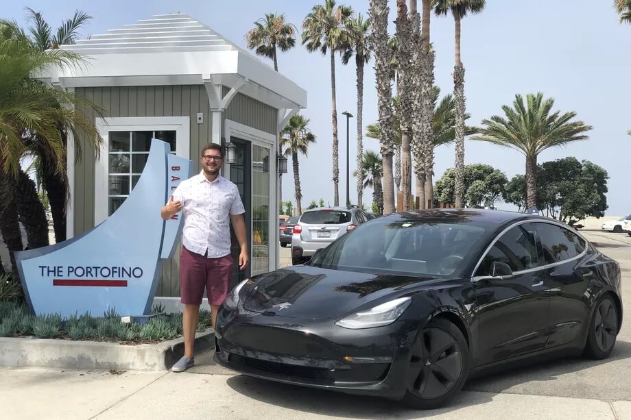 Кайл Коннор со своей Tesla Model 3 Кайл Коннор со своей Tesla Model 3