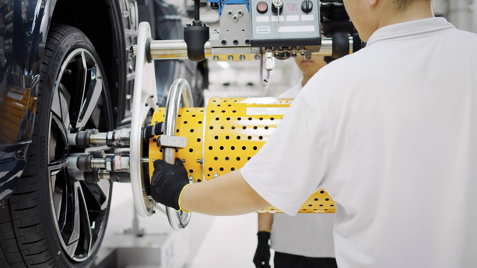 Рабочий на китайском заводе в Чэнду собирает Polestar 1 Рабочий на китайском заводе в Чэнду собирает Polestar 1