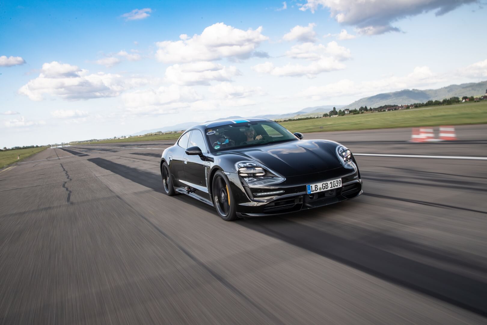Как Porsche Taycan справляет с высокими скоростными нагрузками Как Porsche Taycan справляет с высокими скоростными нагрузками