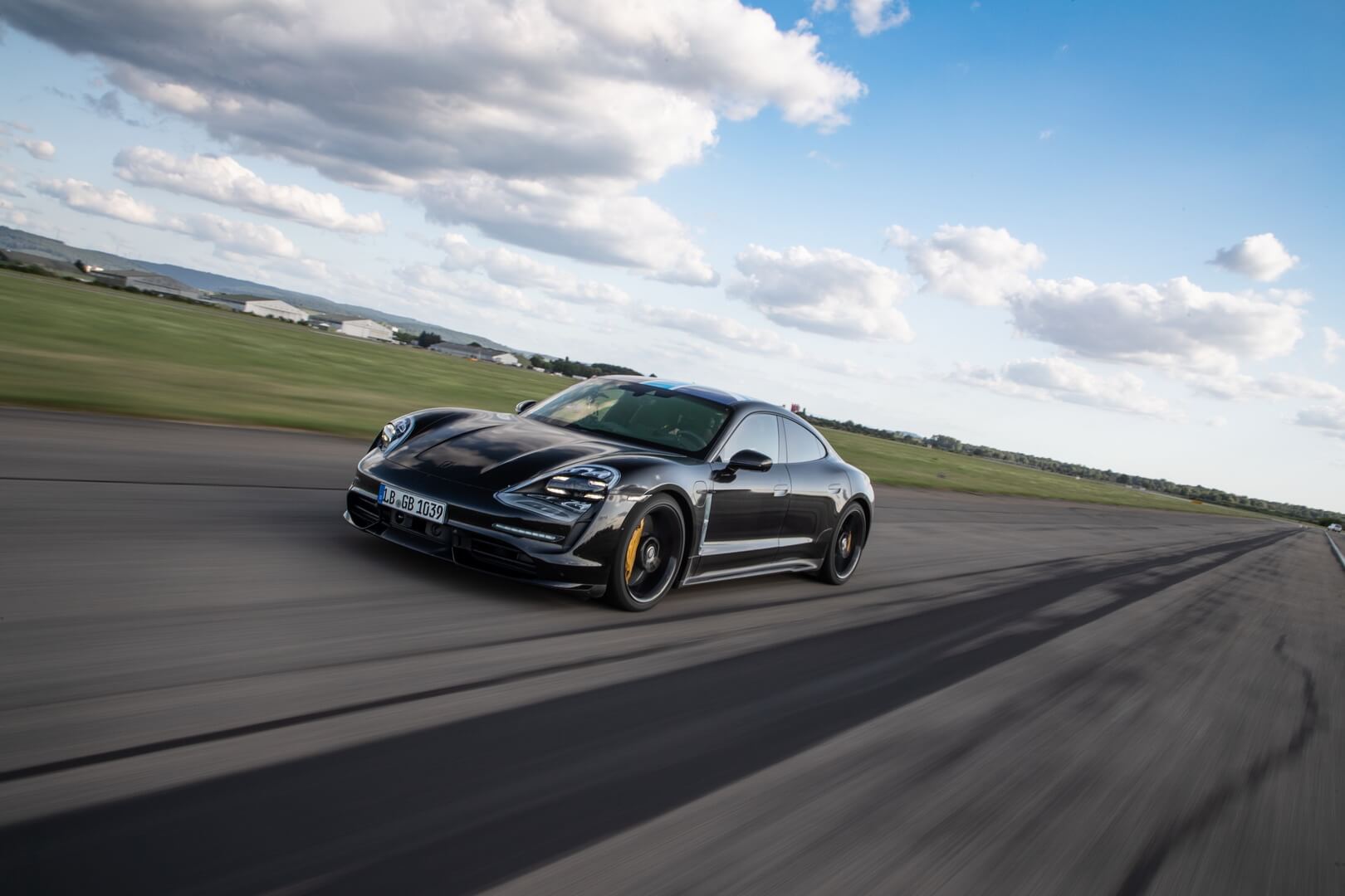 Porsche Taycan выполняет 26 последовательных попыток разгона до 200 км/ч Porsche Taycan выполняет 26 последовательных попыток разгона до 200 км/ч