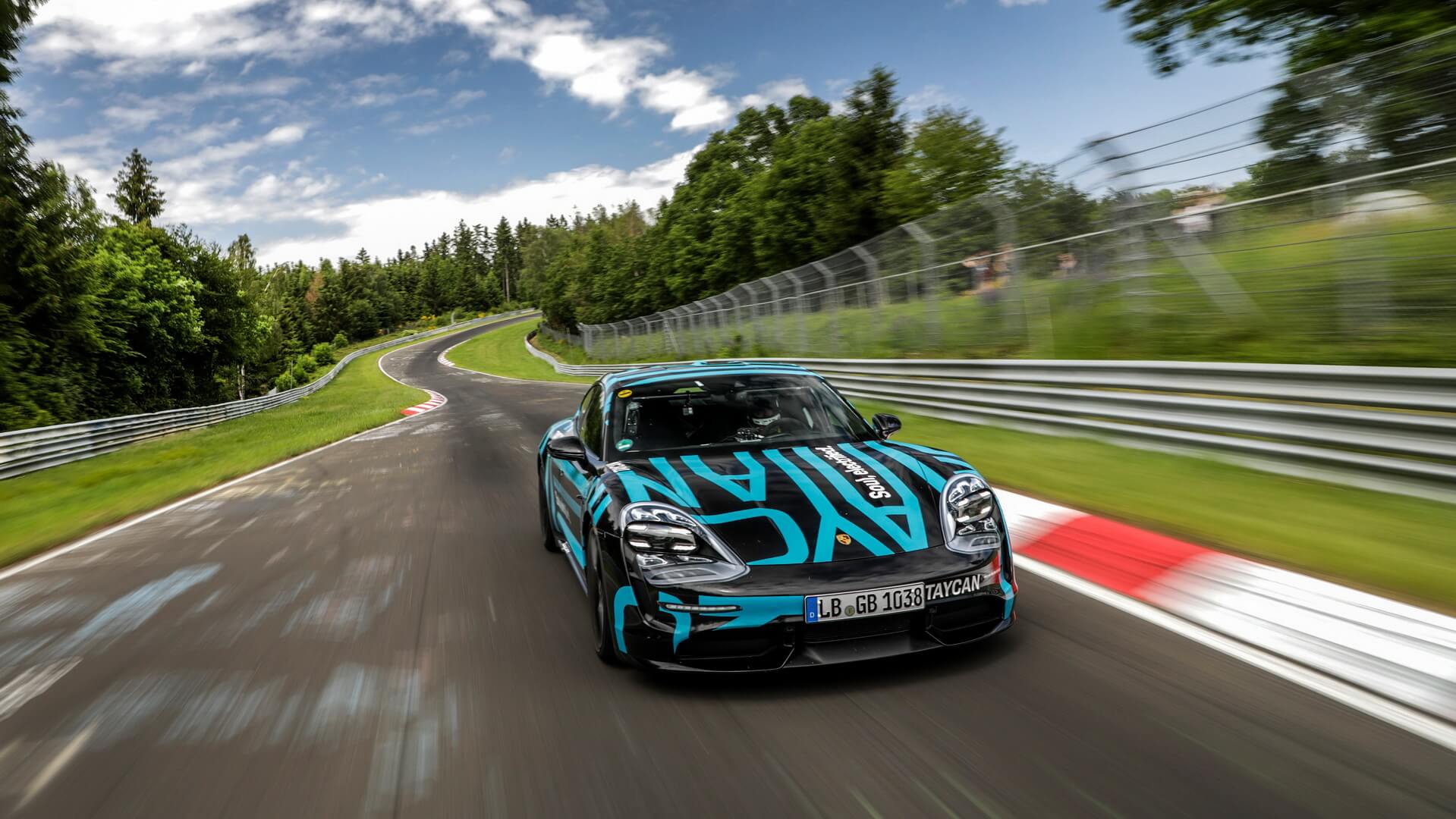 Porsche Taycan — самый быстрый четырехдверный электромобиль на трассе Нюрбургринг Нордшляйфе Porsche Taycan — самый быстрый четырехдверный электромобиль на трассе Нюрбургринг Нордшляйфе