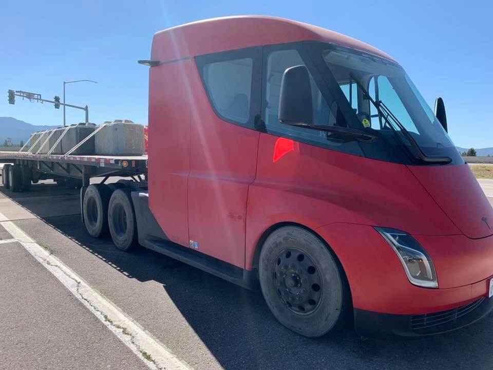 Тестирование электрического грузовика Tesla Semi с полной нагрузкой Тестирование электрического грузовика Tesla Semi с полной нагрузкой