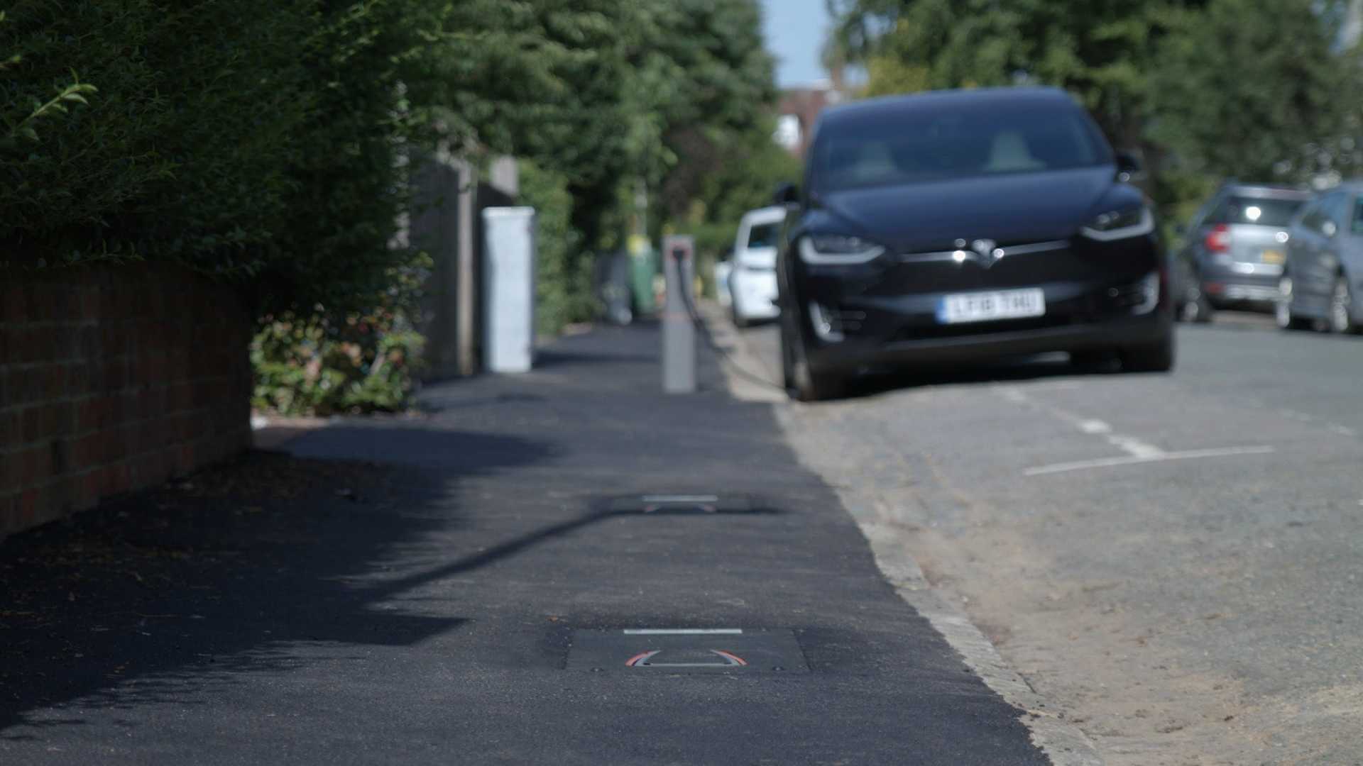 На улицах Великобритании появились выдвижные уличные зарядные устройства для электромобилей UEOne На улицах Великобритании появились выдвижные уличные зарядные устройства для электромобилей UEOne