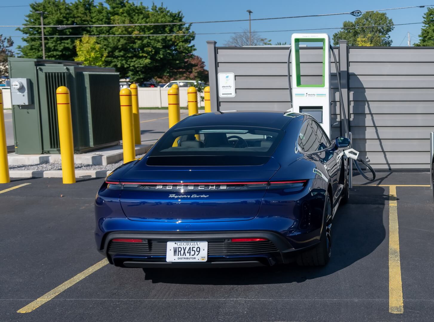 Первая зарядка 800-вольтовой аккумуляторной батареи Porsche Taycan мощностью 270 кВт Первая зарядка 800-вольтовой аккумуляторной батареи Porsche Taycan мощностью 270 кВт
