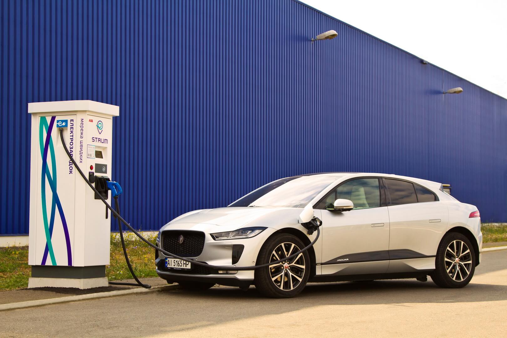 Электромобиль Jaguar I-PACE на зарядной станции STRUM Электромобиль Jaguar I-PACE на зарядной станции STRUM