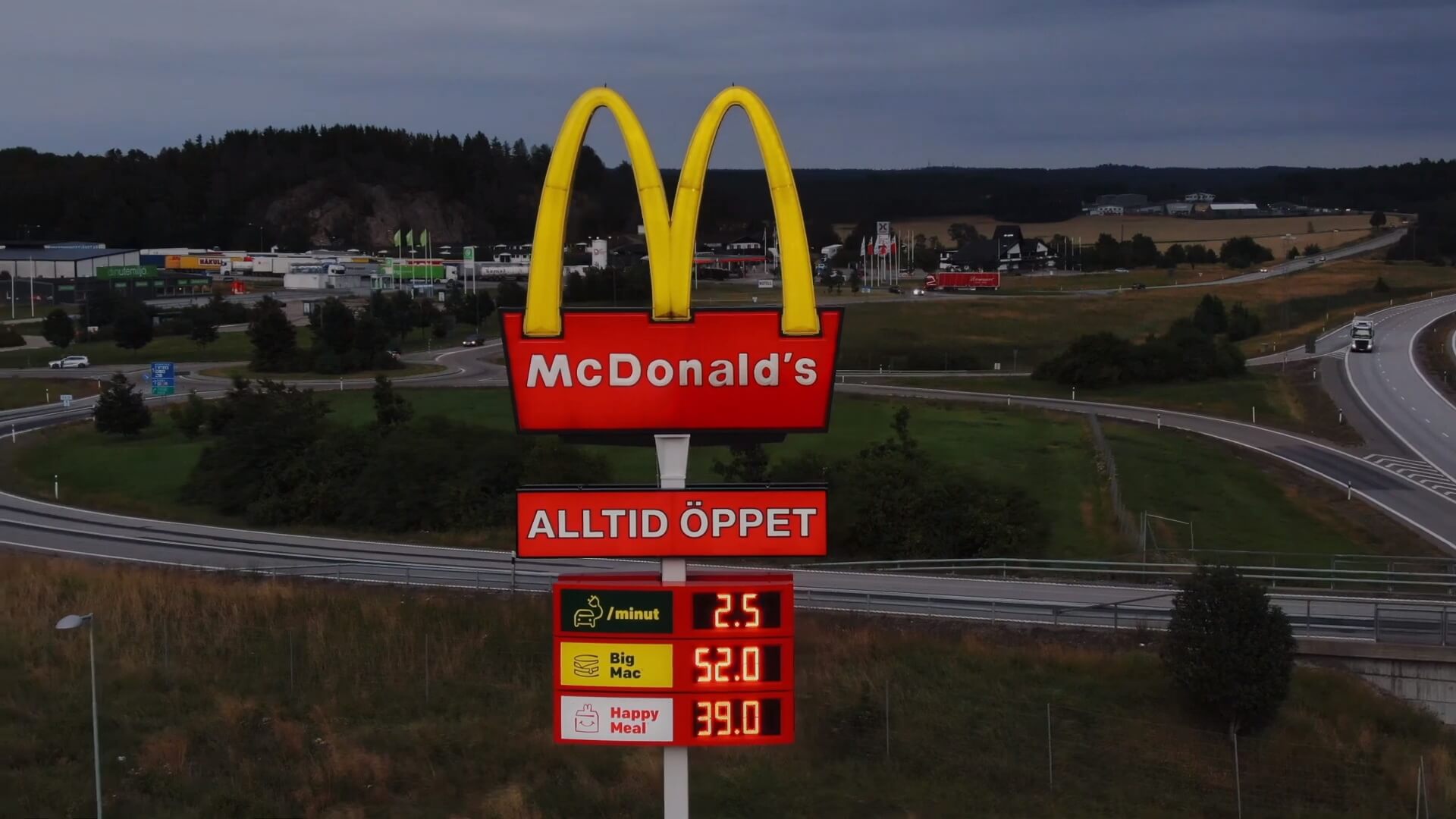 Указатель McDonald's показывает текущую стоимость зарядки, а также цену на Big Mac и Happy Meal Указатель McDonald's показывает текущую стоимость зарядки, а также цену на Big Mac и Happy Meal