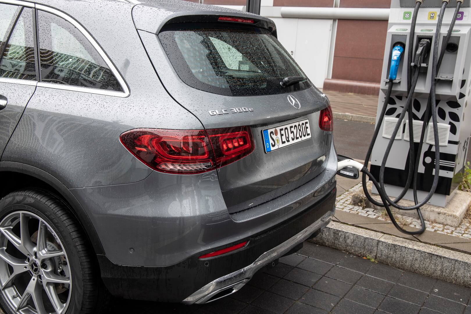 Плагин-гибрид Mercedes-Benz GLC 300 e 4MATIC на зарядке Плагин-гибрид Mercedes-Benz GLC 300 e 4MATIC на зарядке
