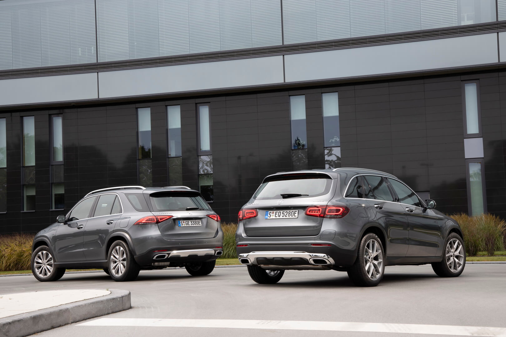 Mercedes-Benz GLE 350 de 4MATIC и GLC 300 e 4MATIC Mercedes-Benz GLE 350 de 4MATIC и GLC 300 e 4MATIC