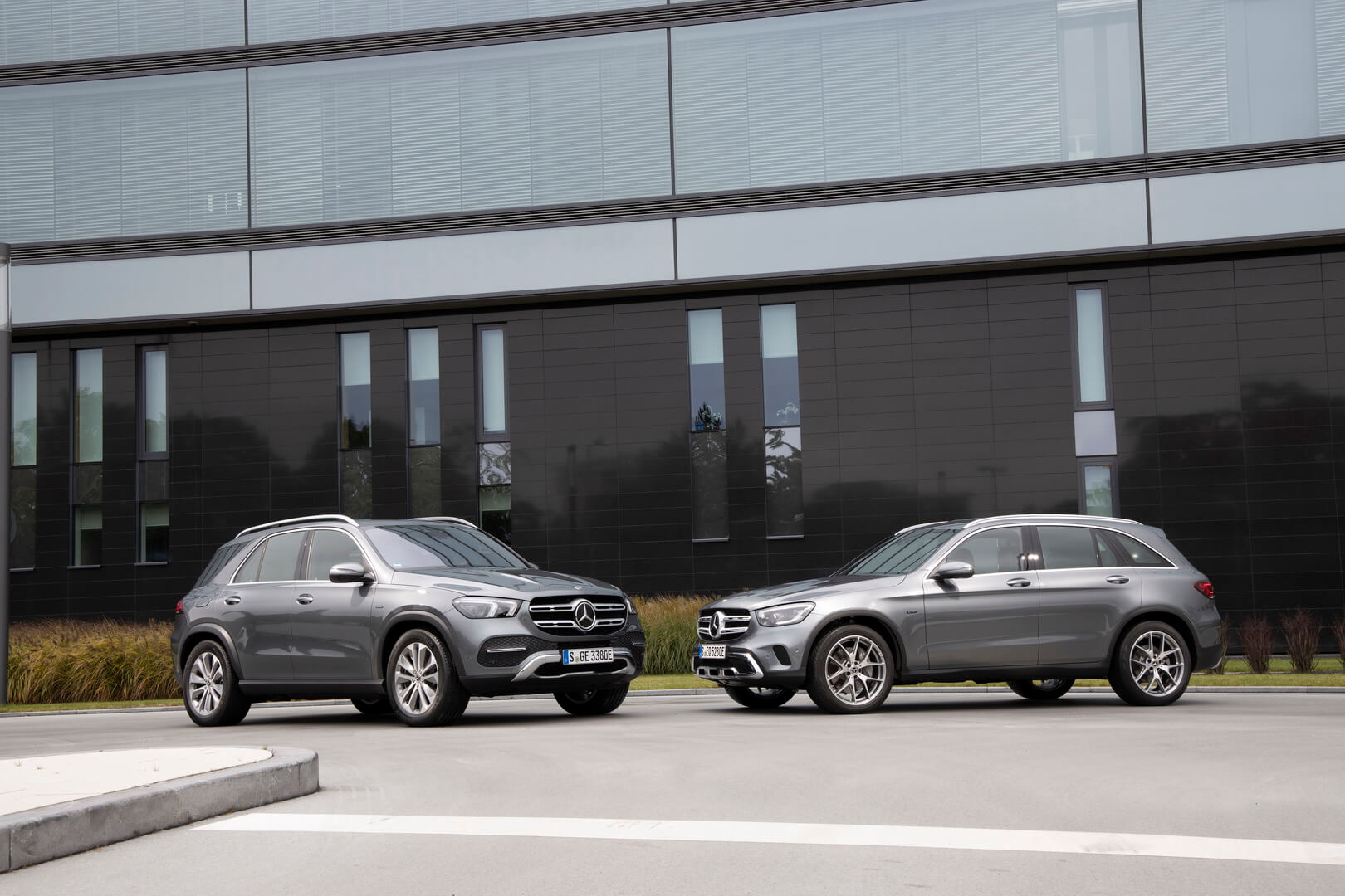 Плагин-гибриды Mercedes-Benz GLE 350 de 4MATIC и GLC 300 e 4MATIC Плагин-гибриды Mercedes-Benz GLE 350 de 4MATIC и GLC 300 e 4MATIC
