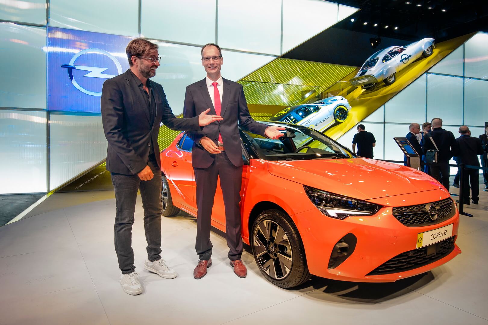 Босс Opel Михаэль Лошшеллер и Юрген Клопп на Международном автосалоне во Франкфурте Босс Opel Михаэль Лошшеллер и Юрген Клопп на Международном автосалоне во Франкфурте