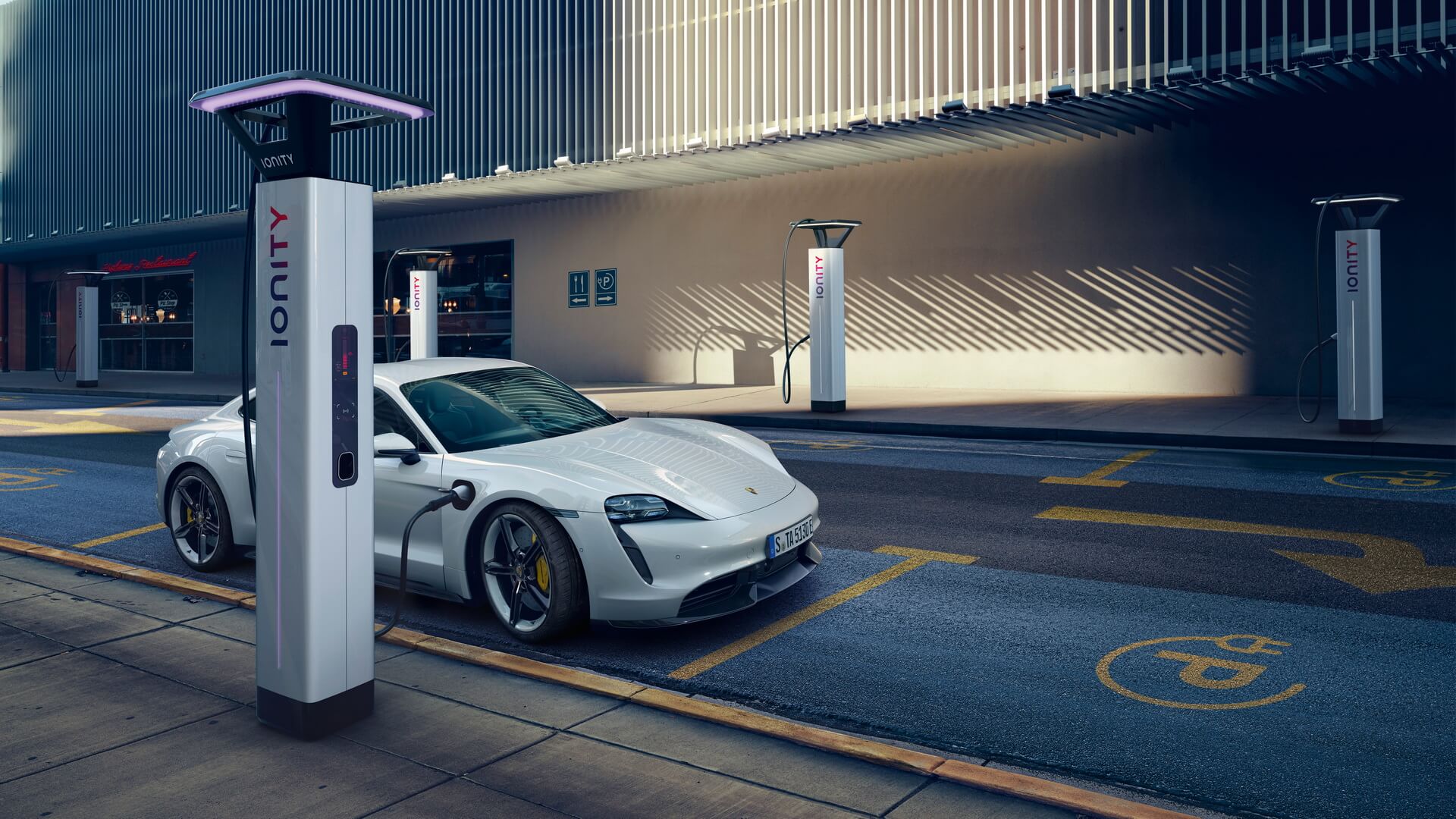 Максимальная пиковая мощность зарядки Porsche Taycan составляет 270 кВт Максимальная пиковая мощность зарядки Porsche Taycan составляет 270 кВт