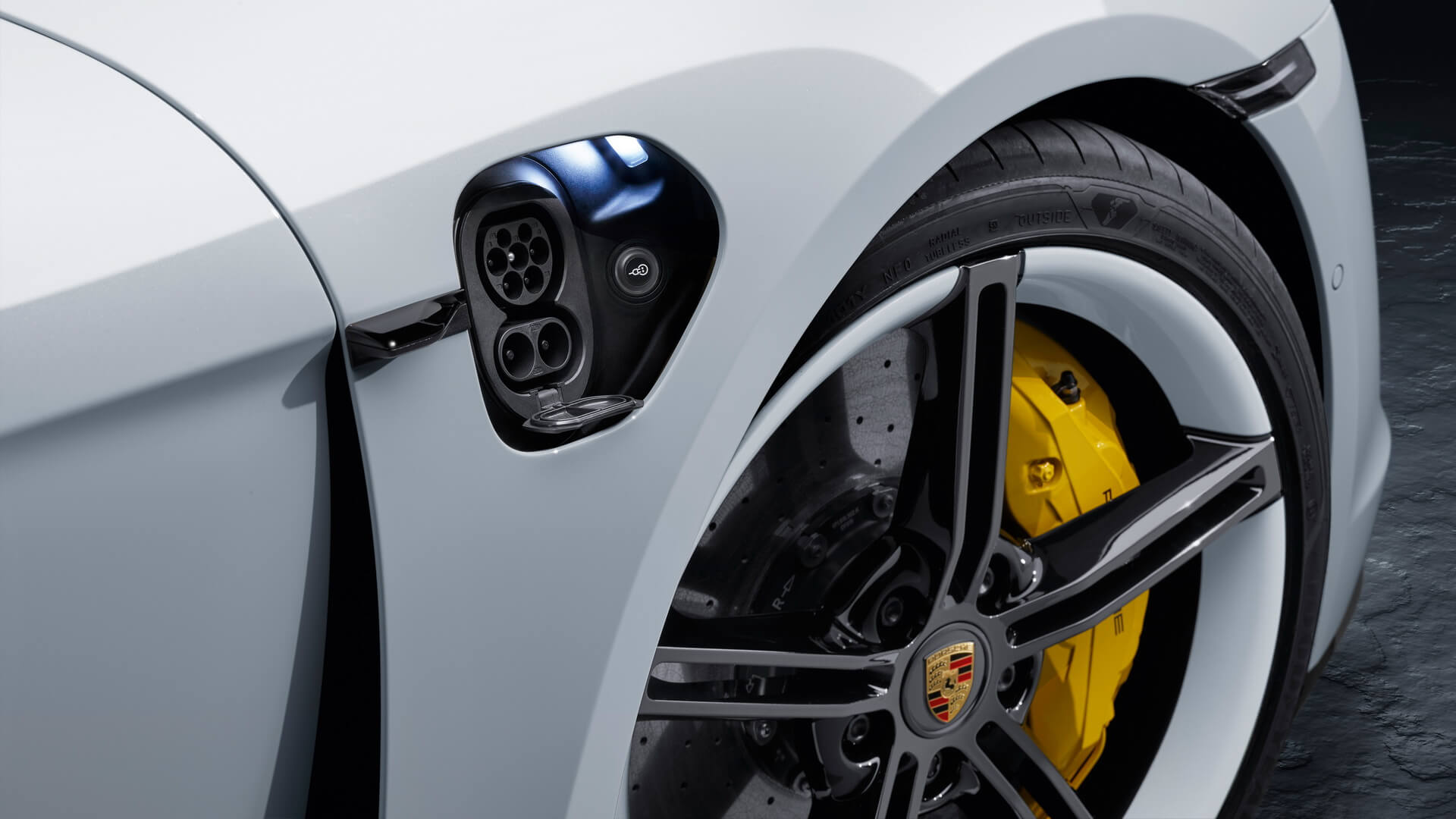 Европейский тип разъема CCS Combo 2 в Porsche Taycan Европейский тип разъема CCS Combo 2 в Porsche Taycan
