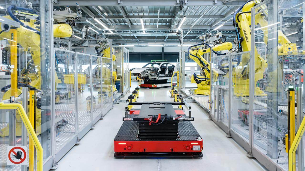 Производство Porsche Taycan начнется 9 сентября на его новом заводе в Цуффенхаузене Производство Porsche Taycan начнется 9 сентября на его новом заводе в Цуффенхаузене