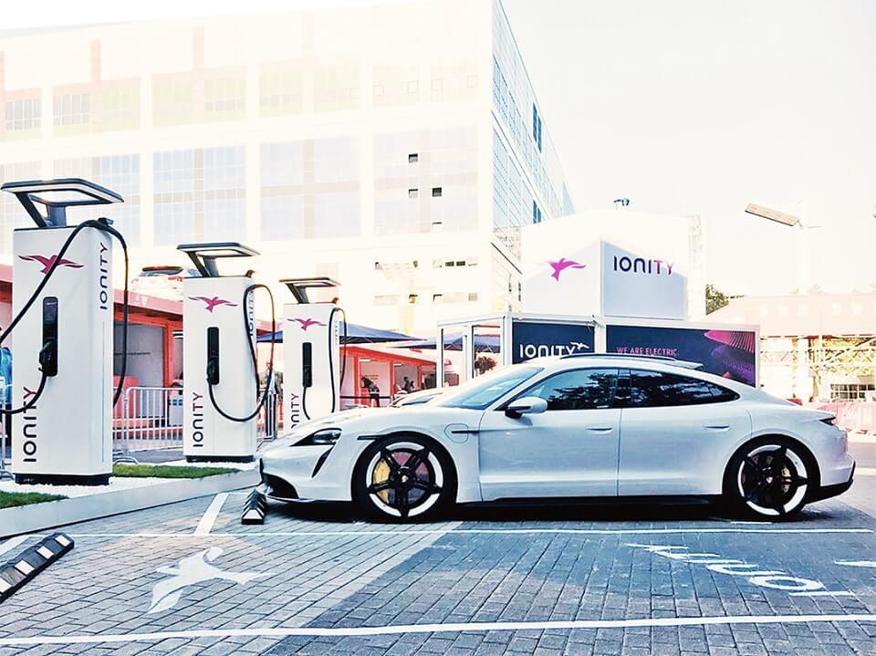 Серийная версия Porsche Taycan на зарядной станции IONITY Серийная версия Porsche Taycan на зарядной станции IONITY