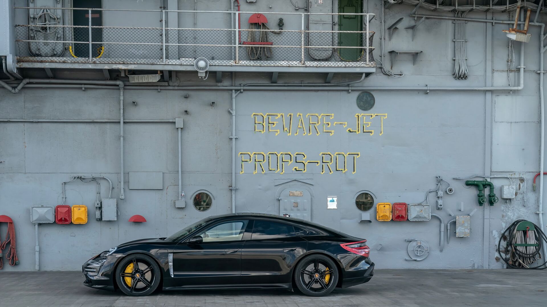 Porsche Taycan на палубе авианосца USS Hornet Porsche Taycan на палубе авианосца USS Hornet