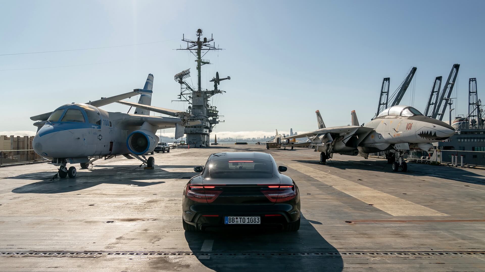 Впечатляющий заезд совершил Porsche Taycan по палубе авианосцаа со скоростью 145 км/ч Впечатляющий заезд совершил Porsche Taycan по палубе авианосцаа со скоростью 145 км/ч