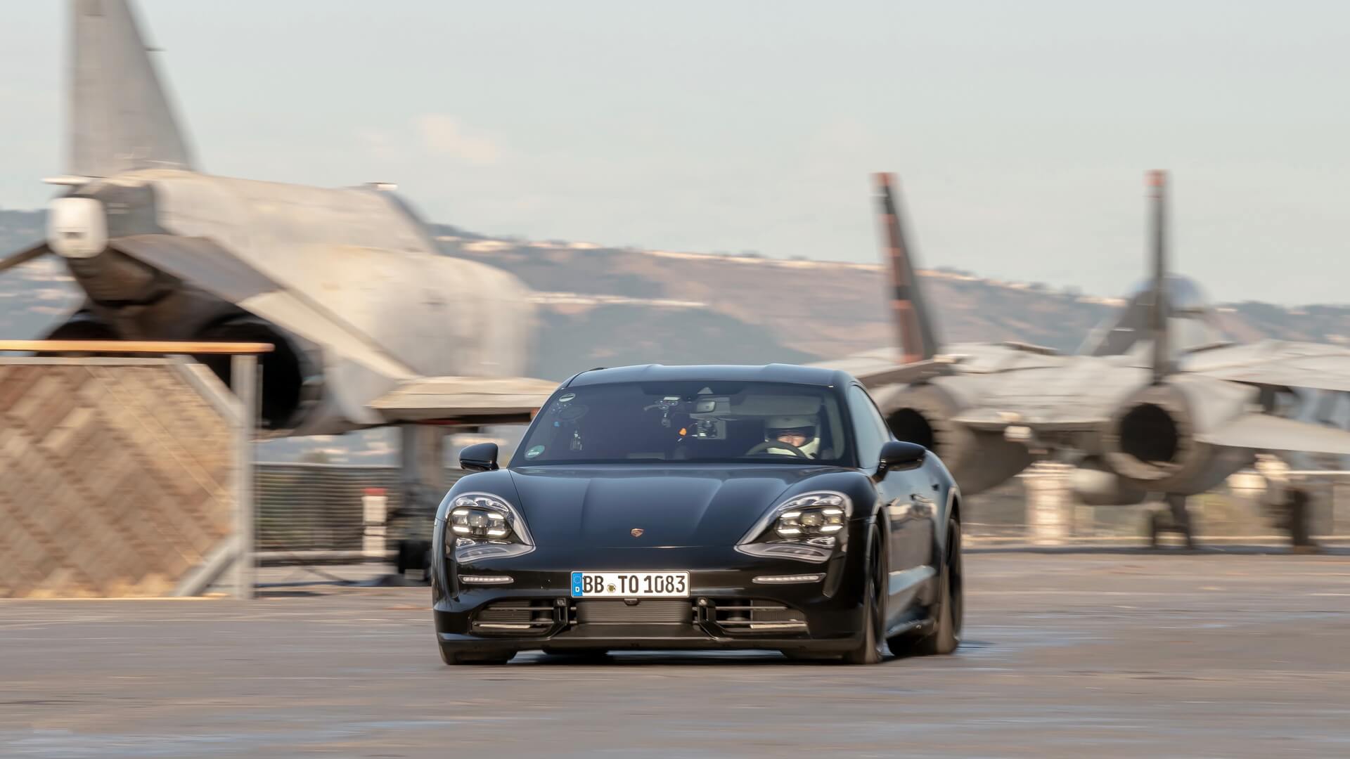 Разгон Porsche Taycan на палубе авианосца USS Hornet Разгон Porsche Taycan на палубе авианосца USS Hornet