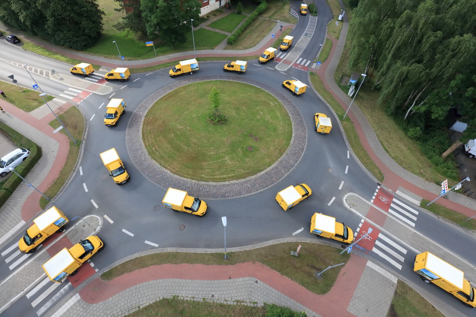Автопарк DHL эксплуатирует 10 000 электрических фургонов StreetScooter Автопарк DHL эксплуатирует 10 000 электрических фургонов StreetScooter