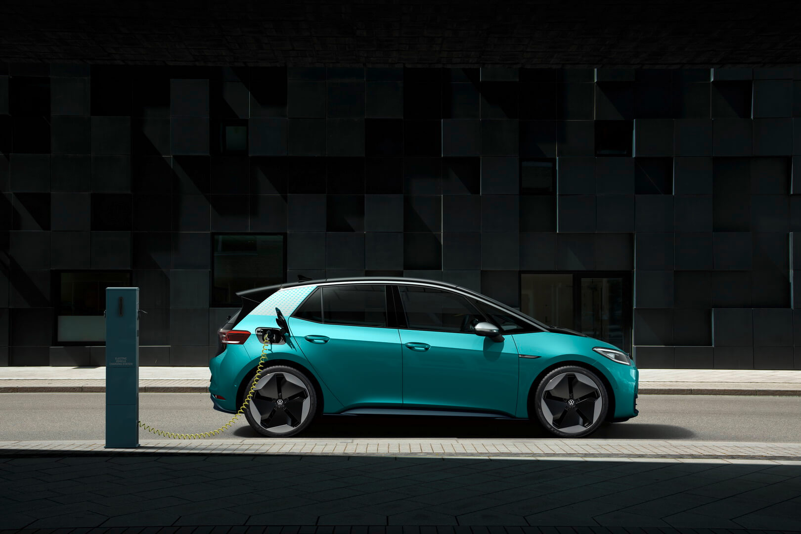 Электромобиль Volkswagen ID.3 на зарядке Электромобиль Volkswagen ID.3 на зарядке