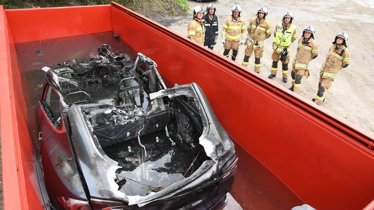 Контейнер с 11 тоннами воды использовали для тушения Model S в Австрии Контейнер с 11 тоннами воды использовали для тушения Model S в Австрии