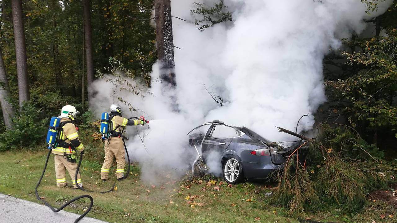 Tesla Model S загорелась после того, как врезалась в дерево Tesla Model S загорелась после того, как врезалась в дерево