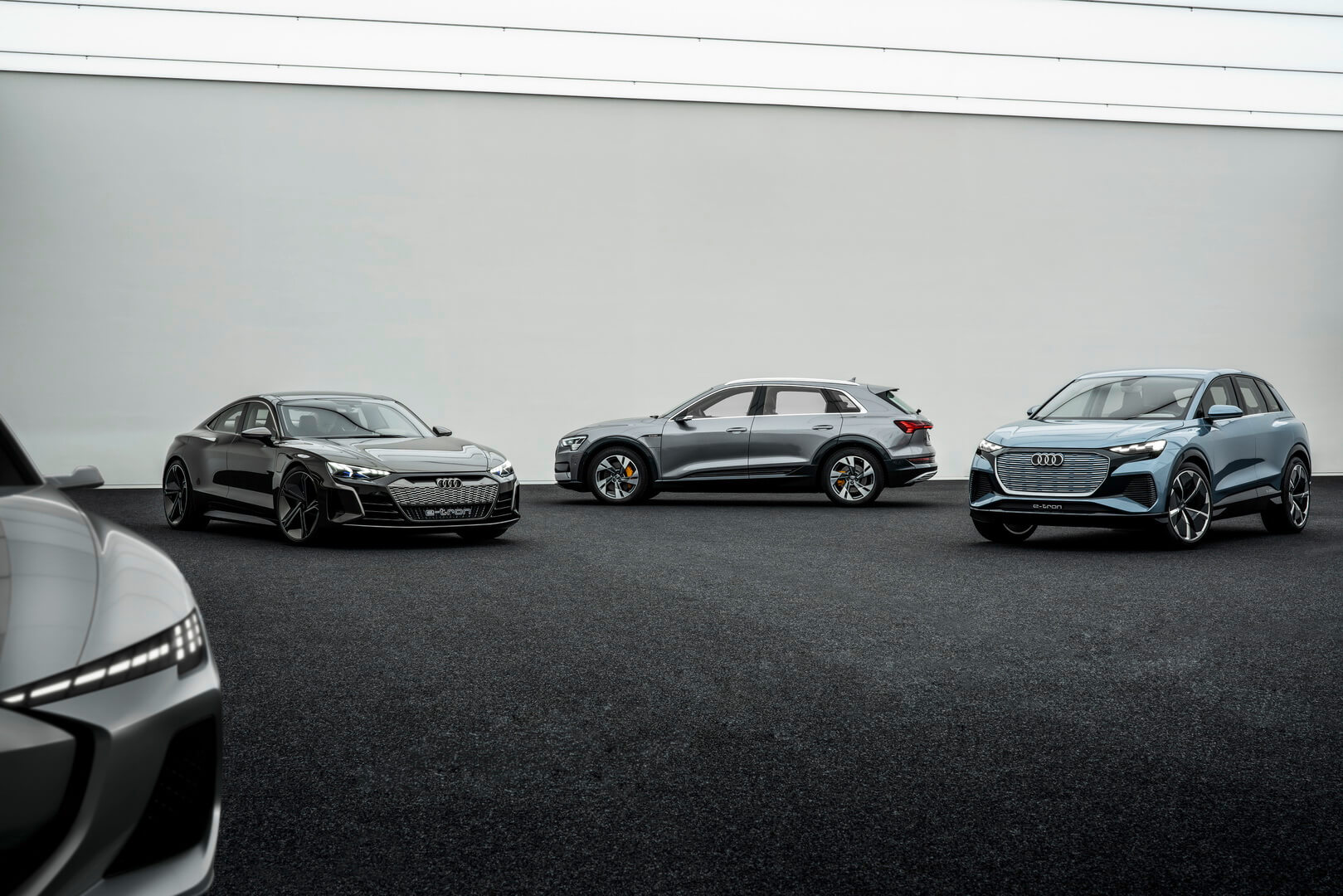 Неизвестный концепт → Audi e-tron GT → Audi e-tron quattro → Audi Q4 e-tron Будущие электромобили Audi: неизвестный концепт → Audi e-tron GT → Audi e-tron quattro → Audi Q4 e-tron