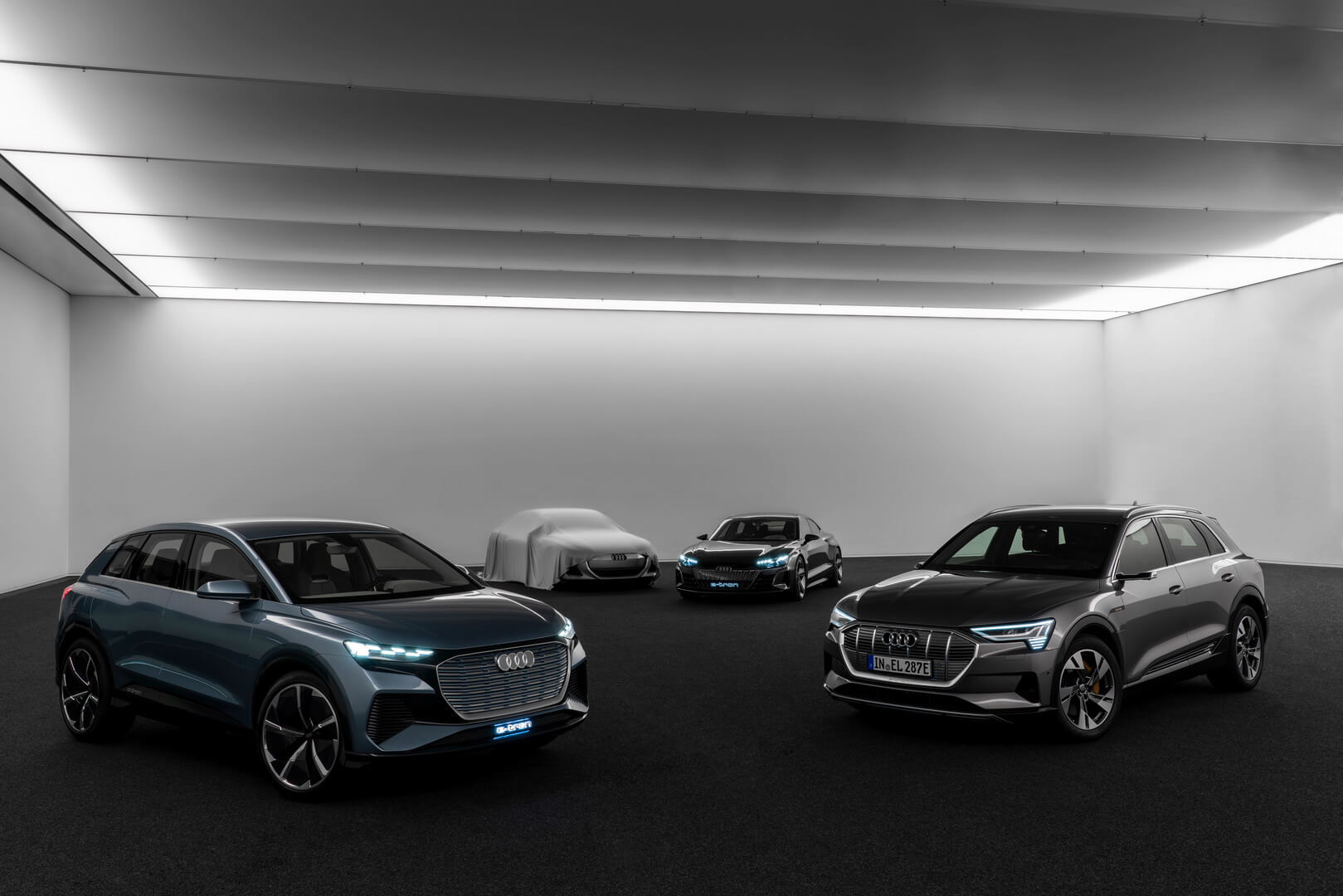 Второй слева секретный концепт Audi на базе совместной с Porsche платформы PPE Второй слева секретный концепт Audi на базе совместной с Porsche платформы PPE