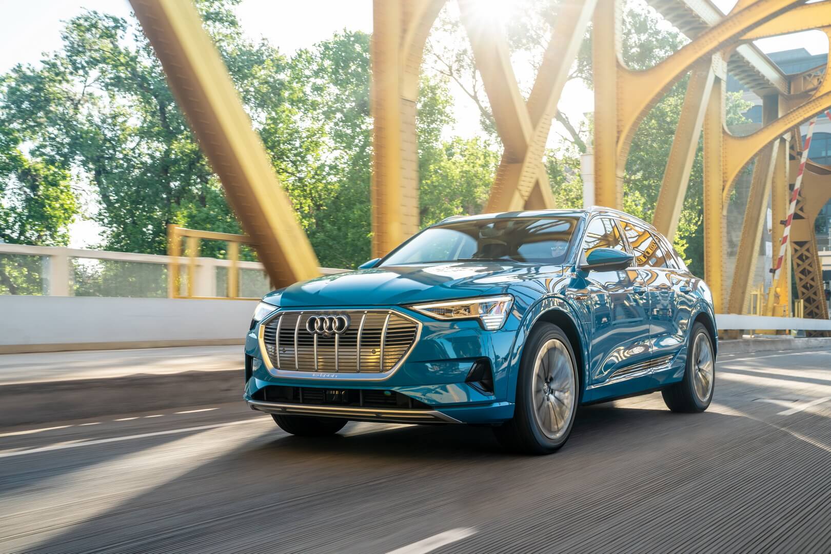 Серийно выпускаемый первый электромобиль компании Audi e-tron quattro Серийно выпускаемый первый электромобиль компании Audi e-tron quattro
