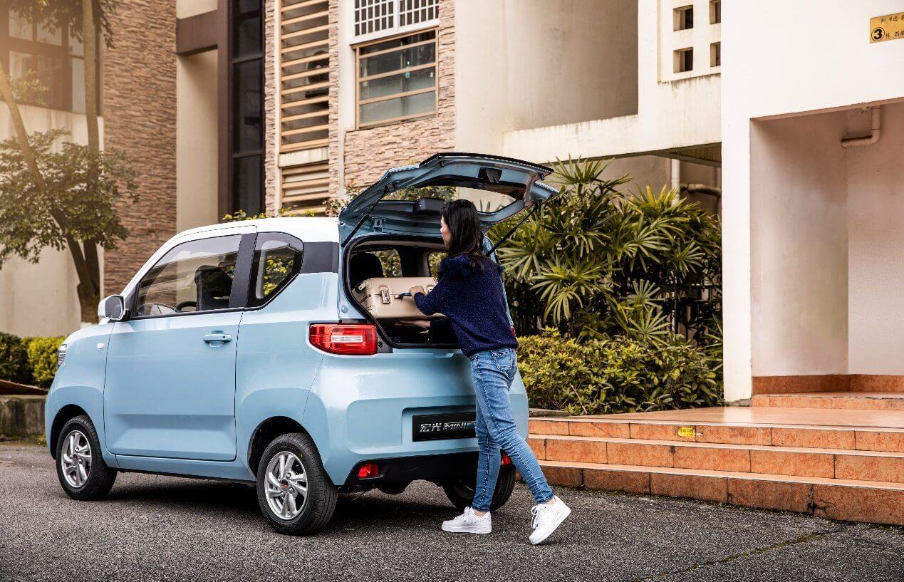 GM раскрывает интерьер миниэлектромобиля Hong Guang MINI EV HEvCars